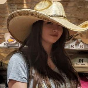 Thank u.. for visiting our closet 💖